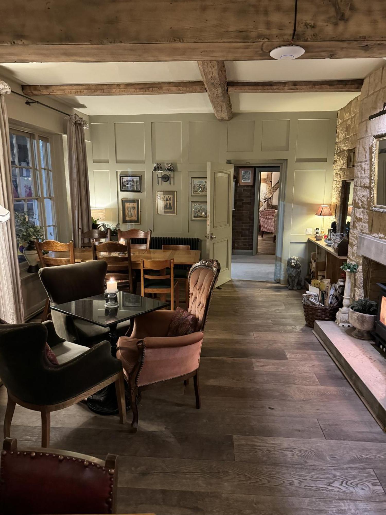 Hotel The White Lion 3*